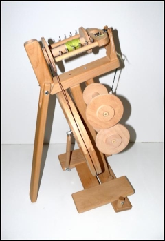 Preview: Modifiziertes, neuwertiges Reise Spinnrad * Merino * mit Doppel-Wipp-Tritt plus Haspel, Zunächst RESERVIERT f. Fr. Weiß